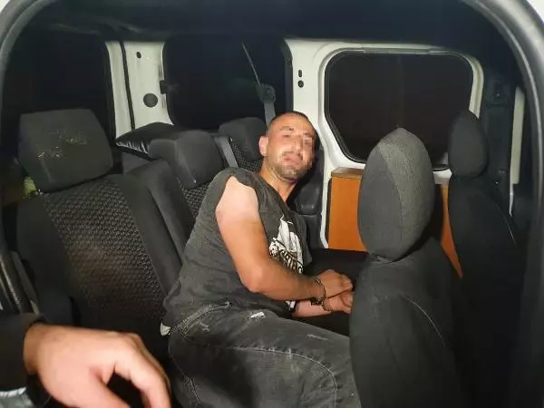 Bekçilerin denetiminden kaçtı, bahçede saklanırken yakalandı Bekçilerin denetiminden kaçtı, bahçede saklanırken yakalandı