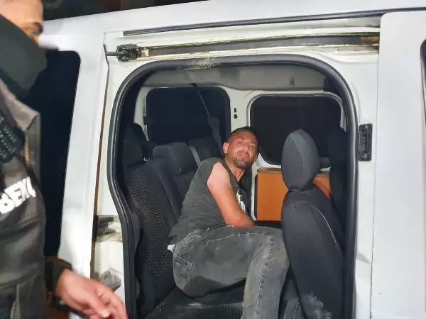 Bekçilerin denetiminden kaçtı, bahçede saklanırken yakalandı Bekçilerin denetiminden kaçtı, bahçede saklanırken yakalandı