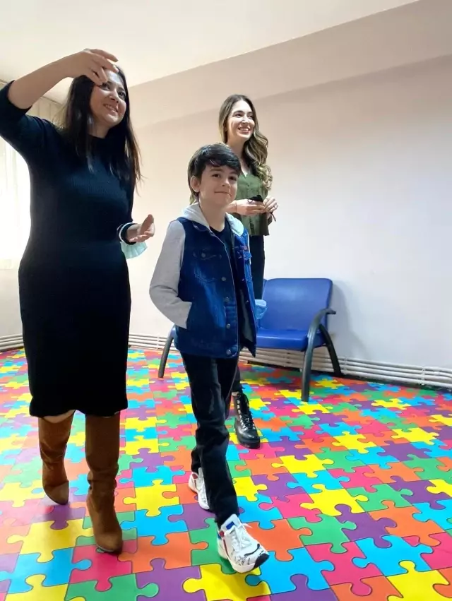 Çocuk oyuncu Mustafa Konak, rolüne hazırlandığı rehabilitasyon merkezini ziyaret etti