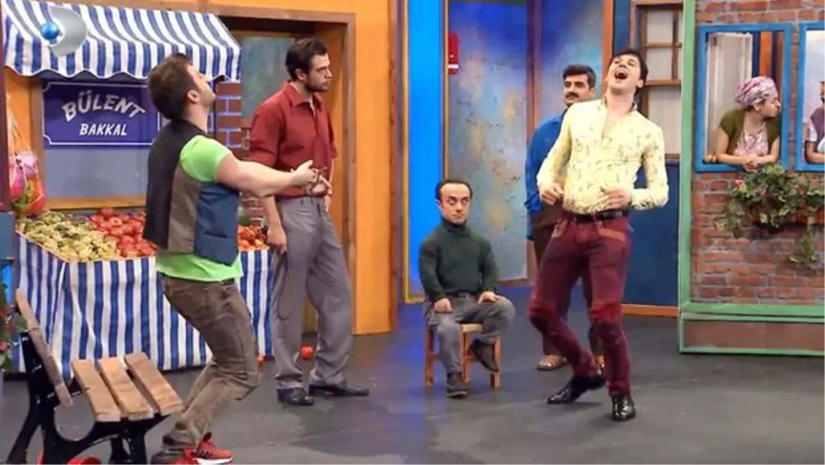 Çok Güzel Hareketler 2'nin 'Mahalle Katkısı' skeci yine çok güldürecek...