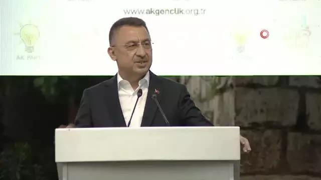 Cumhurbaşkanı Yardımcısı Oktay, Türkiye-KKTC Gençlik Buluşması'nda gençlerle buluştu