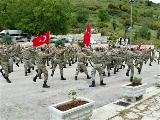 Eğirdir Dağ Komando Okulu ve Eğitim Merkezi Komutanlığı öğrencileri harmandalı oynadı Eğirdir Dağ Komando Okulu ve Eğitim Merkezi Komutanlığı öğrencileri harmandalı oynadı