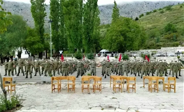 Eğirdir Dağ Komando Okulu ve Eğitim Merkezi Komutanlığı öğrencileri harmandalı oynadı