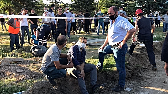 Elazığ'da minibüs, otomobil ve motosiklet kaza yaptı: 19 yaralı Elazığ'da minibüs, otomobil ve motosiklet kaza yaptı: 19 yaralı