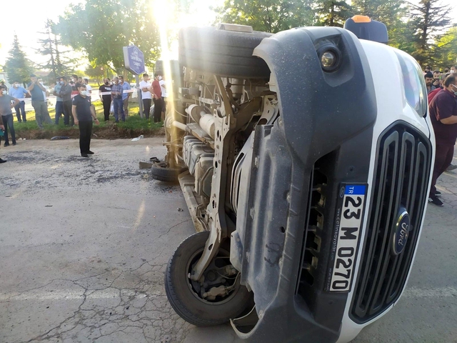 Elazığ'da minibüs, otomobil ve motosiklet kaza yaptı: 19 yaralı Elazığ'da minibüs, otomobil ve motosiklet kaza yaptı: 19 yaralı