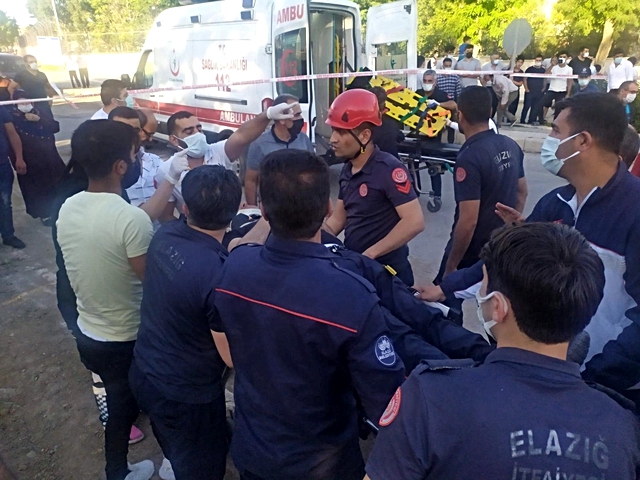Elazığ'da minibüs, otomobil ve motosiklet kaza yaptı: 19 yaralı Elazığ'da minibüs, otomobil ve motosiklet kaza yaptı: 19 yaralı