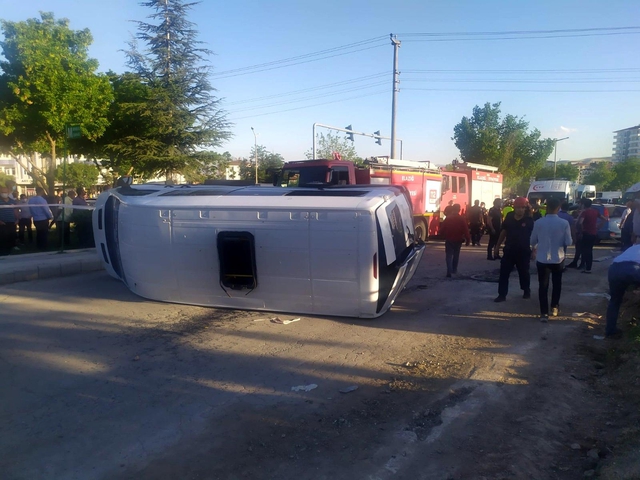 Elazığ'da minibüs, otomobil ve motosiklet kaza yaptı: 19 yaralı Elazığ'da minibüs, otomobil ve motosiklet kaza yaptı: 19 yaralı
