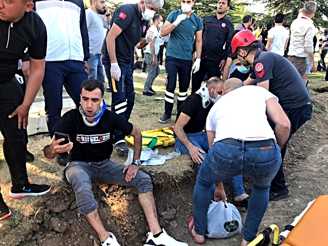 Elazığ'da minibüs, otomobil ve motosiklet kaza yaptı: 19 yaralı Elazığ'da minibüs, otomobil ve motosiklet kaza yaptı: 19 yaralı