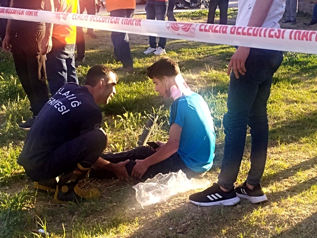 Elazığ'da minibüs, otomobil ve motosiklet kaza yaptı: 19 yaralı Elazığ'da minibüs, otomobil ve motosiklet kaza yaptı: 19 yaralı