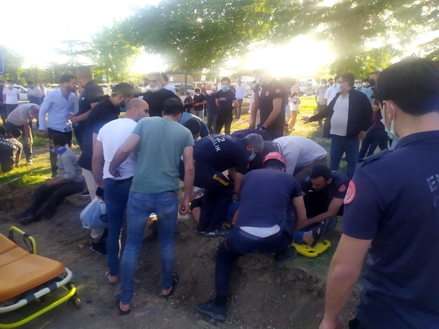 Elazığ'da minibüs, otomobil ve motosiklet kaza yaptı: 19 yaralı Elazığ'da minibüs, otomobil ve motosiklet kaza yaptı: 19 yaralı