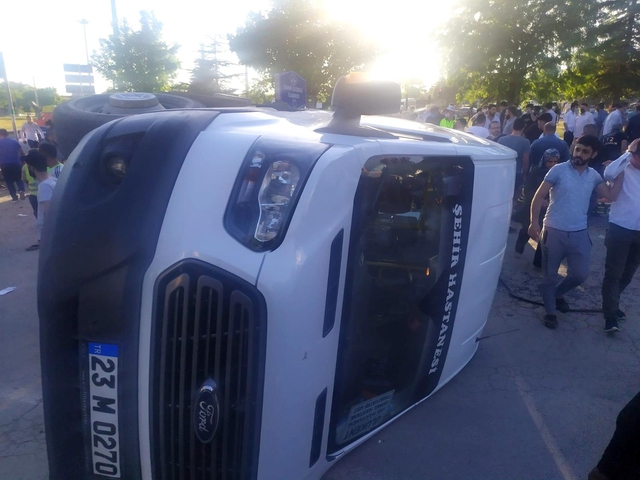Elazığ'da minibüs, otomobil ve motosiklet kaza yaptı: 19 yaralı Elazığ'da minibüs, otomobil ve motosiklet kaza yaptı: 19 yaralı