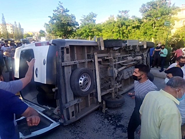Elazığ'da minibüs, otomobil ve motosiklet kaza yaptı: 19 yaralı Elazığ'da minibüs, otomobil ve motosiklet kaza yaptı: 19 yaralı