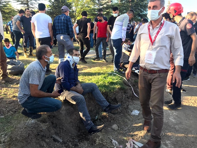 Elazığ'da minibüs, otomobil ve motosiklet kaza yaptı: 19 yaralı Elazığ'da minibüs, otomobil ve motosiklet kaza yaptı: 19 yaralı