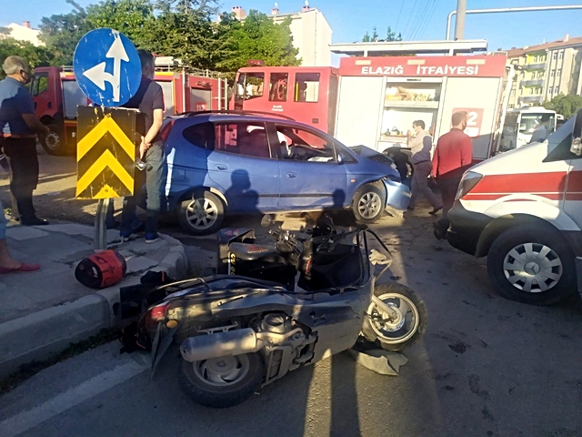 Elazığ'da minibüs, otomobil ve motosiklet kaza yaptı: 19 yaralı Elazığ'da minibüs, otomobil ve motosiklet kaza yaptı: 19 yaralı