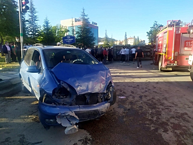 Elazığ'da minibüs, otomobil ve motosiklet kaza yaptı: 19 yaralı Elazığ'da minibüs, otomobil ve motosiklet kaza yaptı: 19 yaralı