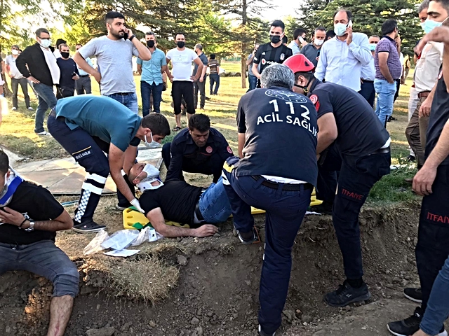 Elazığ'da minibüs, otomobil ve motosiklet kaza yaptı: 19 yaralı Elazığ'da minibüs, otomobil ve motosiklet kaza yaptı: 19 yaralı