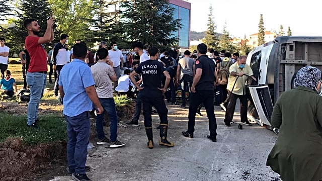 Elazığ'da minibüs, otomobil ve motosiklet kaza yaptı: 19 yaralı Elazığ'da minibüs, otomobil ve motosiklet kaza yaptı: 19 yaralı