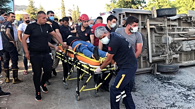 Elazığ'da minibüs, otomobil ve motosiklet kaza yaptı: 19 yaralı Elazığ'da minibüs, otomobil ve motosiklet kaza yaptı: 19 yaralı