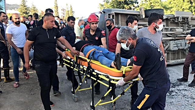 Elazığ'da minibüs, otomobil ve motosiklet kaza yaptı: 19 yaralı Elazığ'da minibüs, otomobil ve motosiklet kaza yaptı: 19 yaralı