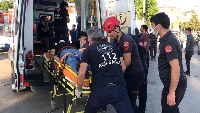 Elazığ'da minibüs, otomobil ve motosiklet kaza yaptı: 19 yaralı Elazığ'da minibüs, otomobil ve motosiklet kaza yaptı: 19 yaralı