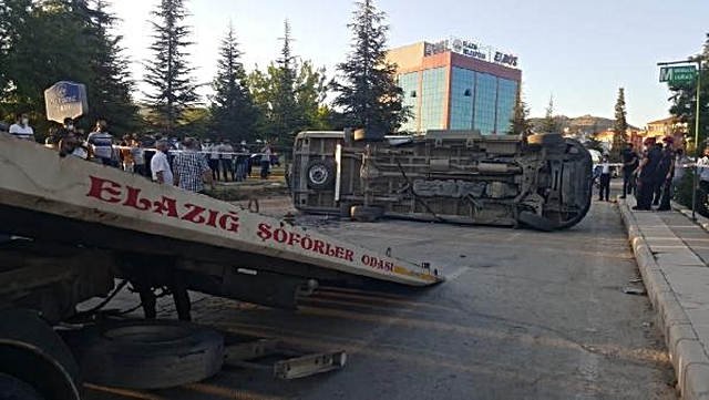 Elazığ'da üç aracın karıştığı kazada 14 yaralı Elazığ'da üç aracın karıştığı kazada 14 yaralı