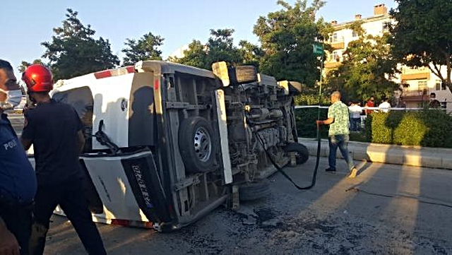Elazığ'da üç aracın karıştığı kazada 14 yaralı Elazığ'da üç aracın karıştığı kazada 14 yaralı