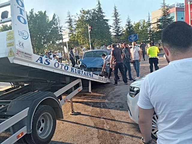 Elazığ'da üç aracın karıştığı kazada 14 yaralı Elazığ'da üç aracın karıştığı kazada 14 yaralı