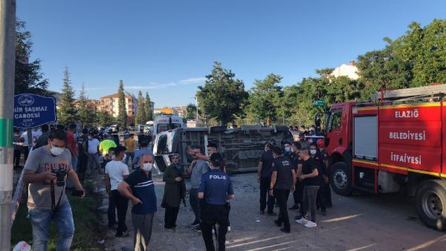 Elazığ'da üç aracın karıştığı kazada 14 yaralı Elazığ'da üç aracın karıştığı kazada 14 yaralı