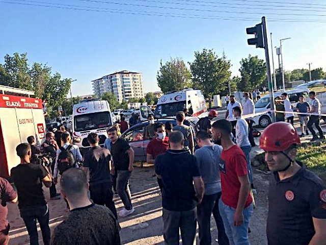 Elazığ'da üç aracın karıştığı kazada 14 yaralı Elazığ'da üç aracın karıştığı kazada 14 yaralı