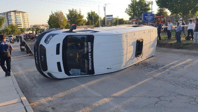 Elazığ'da üç aracın karıştığı kazada 14 yaralı Elazığ'da üç aracın karıştığı kazada 14 yaralı