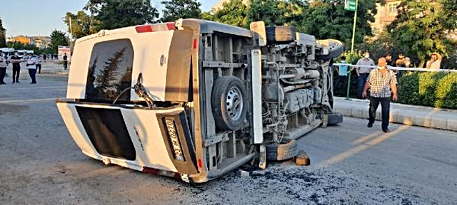Elazığ'da üç aracın karıştığı kazada 14 yaralı Elazığ'da üç aracın karıştığı kazada 14 yaralı