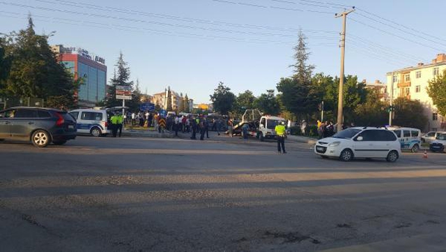 Elazığ'da üç aracın karıştığı kazada 14 yaralı Elazığ'da üç aracın karıştığı kazada 14 yaralı