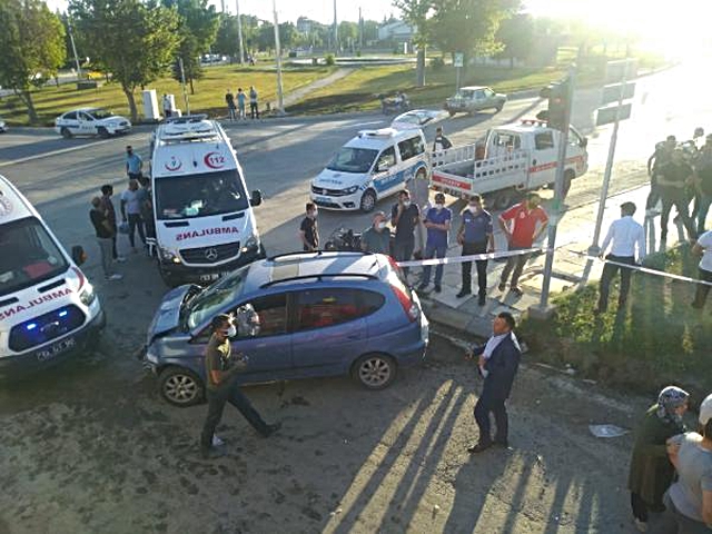 Elazığ'da üç aracın karıştığı kazada 14 yaralı Elazığ'da üç aracın karıştığı kazada 14 yaralı