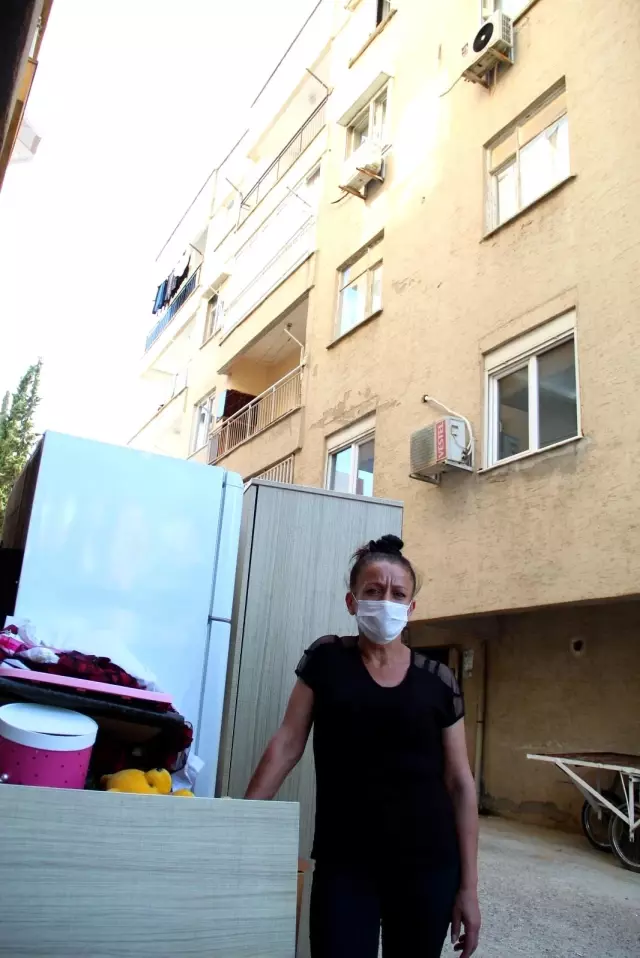 Eşyalarıyla sokağa atılan kadın yardım eli bekliyor Eşyalarıyla sokağa atılan kadın yardım eli bekliyor