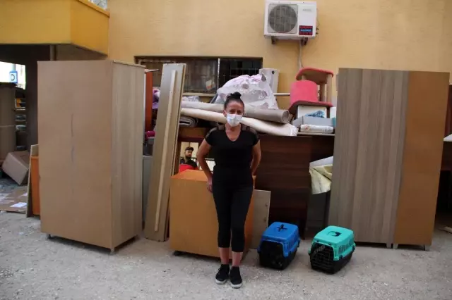 Eşyalarıyla sokağa atılan kadın yardım eli bekliyor Eşyalarıyla sokağa atılan kadın yardım eli bekliyor