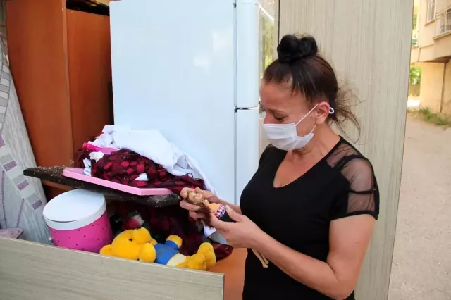 Eşyalarıyla sokağa atılan kadın yardım eli bekliyor Eşyalarıyla sokağa atılan kadın yardım eli bekliyor