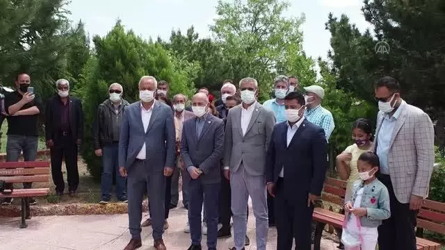 Halk ozanı Aşık Mahsuni Şerif, kabri başında anıldı