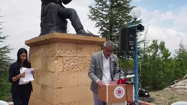 Halk ozanı Aşık Mahsuni Şerif, kabri başında anıldı