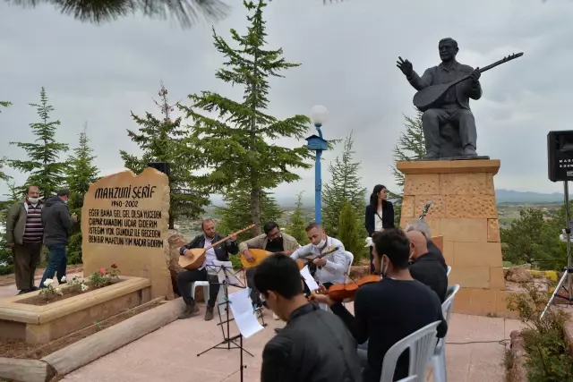 Halk ozanı Aşık Mahsuni Şerif, kabri başında anıldı