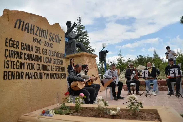 Halk ozanı Aşık Mahsuni Şerif, kabri başında anıldı