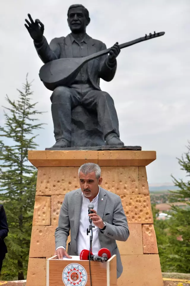 Halk ozanı Aşık Mahsuni Şerif, kabri başında anıldı