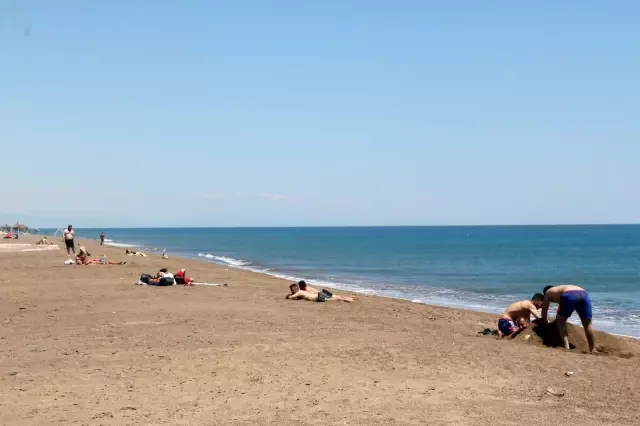 Hava sıcaklığının 35 dereceye kadar çıkmasını fırsat bilen vatandaşlar denize koştu Hava sıcaklığının 35 dereceye kadar çıkmasını fırsat bilen vatandaşlar denize koştu