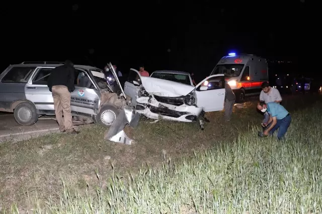 İki otomobil kafa kafaya çarpıştı: 5 yaralı İki otomobil kafa kafaya çarpıştı: 5 yaralı
