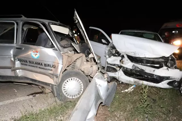 İki otomobil kafa kafaya çarpıştı: 5 yaralı İki otomobil kafa kafaya çarpıştı: 5 yaralı