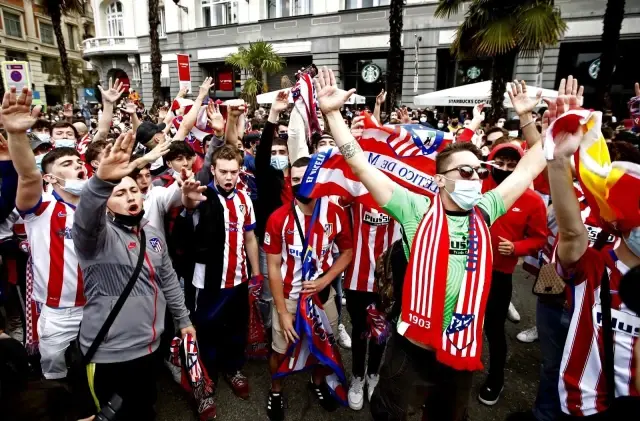 İspanya'da Atletico Madrid taraftarları Covid-19'u unuttu İspanya'da Atletico Madrid taraftarları Covid-19'u unuttu