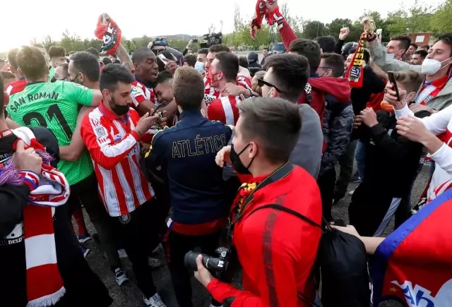 İspanya'da Atletico Madrid taraftarları Covid-19'u unuttu