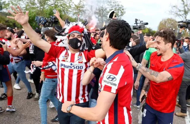 İspanya'da Atletico Madrid taraftarları Covid-19'u unuttu