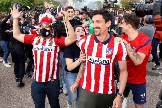 İspanya'da Atletico Madrid taraftarları Covid-19'u unuttu