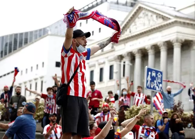 İspanya'da Atletico Madrid taraftarları Covid-19'u unuttu