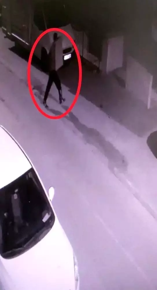 Kiralık kundakçıya 2 otomobili böyle yaktırdılar Kiralık kundakçıya 2 otomobili böyle yaktırdılar
